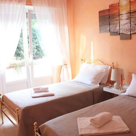 Apartment At Colosseo With Terrace Overlooking The Garden By Lyon ローマ エクステリア 写真