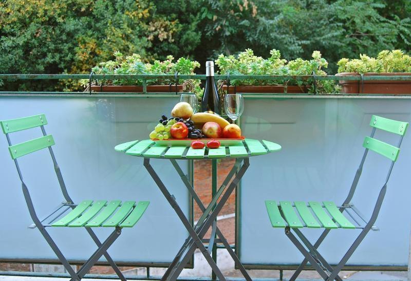 Apartment At Colosseo With Terrace Overlooking The Garden By Lyon ローマ エクステリア 写真
